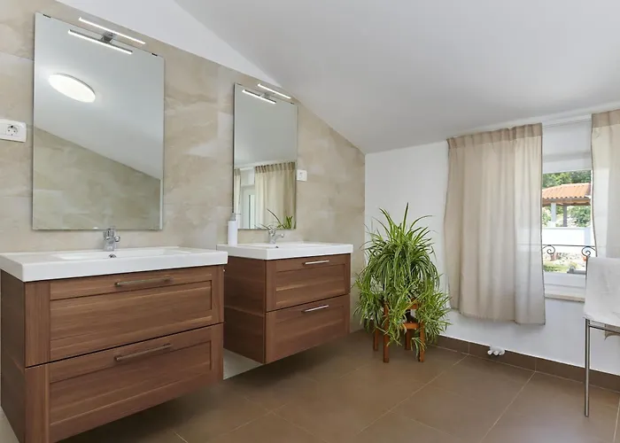 Eugenia For 8 People With Private Pool & Large Garden Only 3 Km From The